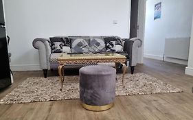 Cheerful 4 Bedroom Close To Uclan, Preston City Center
